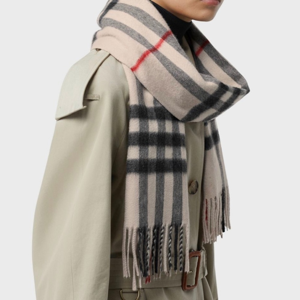 Cashmere Burberry Classic Check scarf